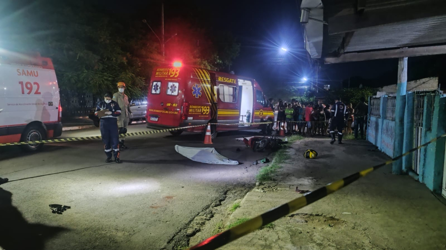 Colisão entre carro e moto deixa um morto na Nova Corumbá; motorista foge sem prestar socorro